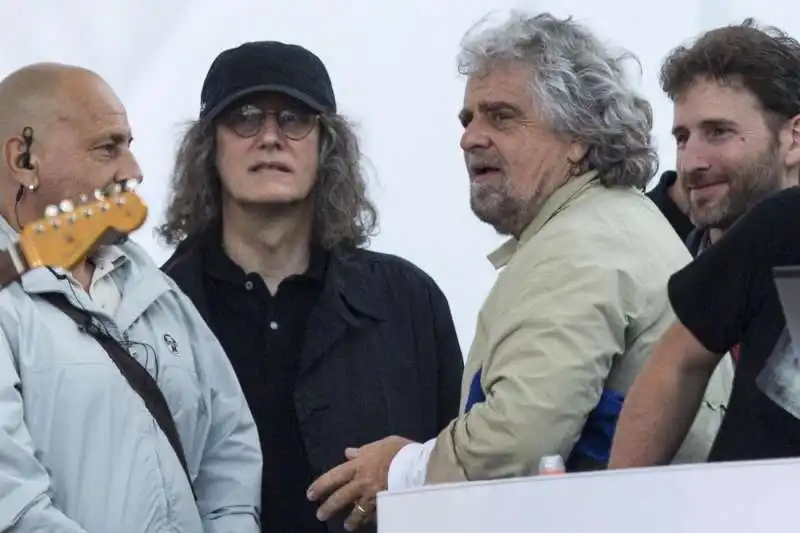 beppe grillo con gianroberto e davide casaleggio