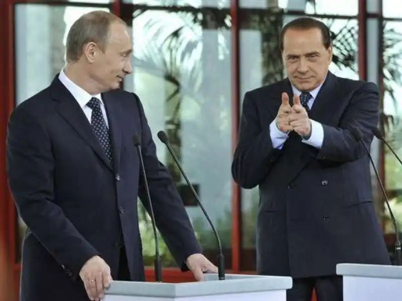 berlusconi putin e la mitraglietta