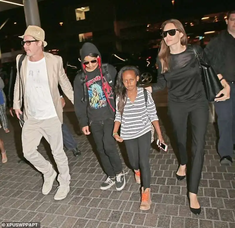 brad pitt con angelina jolie e i figli maddox e zahara