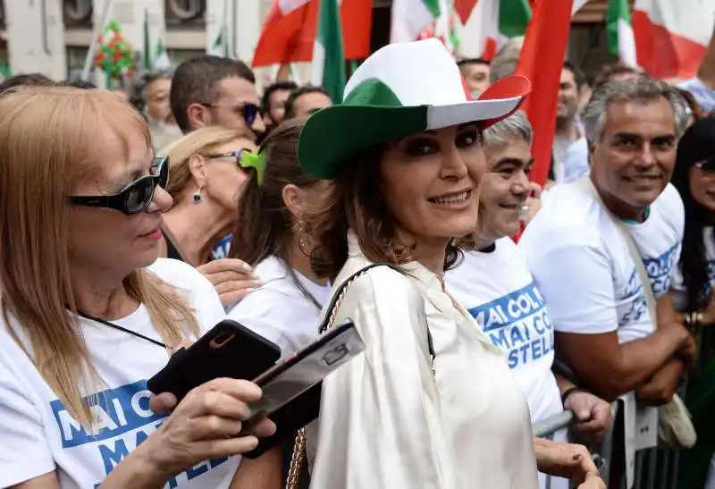 daniela santanche' con cappello tricolore alla manifestazione contro il governo conte bis