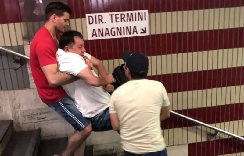 disabile trasportato alla metro cipro