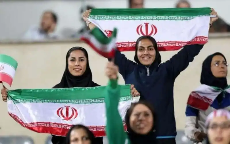 donne iraniane negli stadi 3