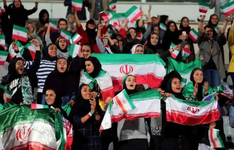 donne iraniane negli stadi 4