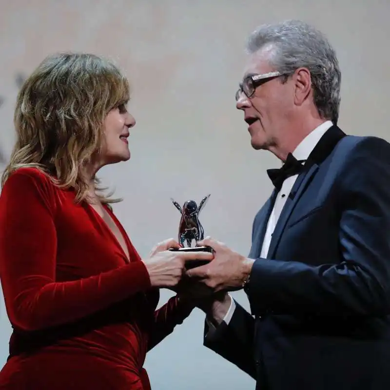 emmanuelle seigner riceve il premio per polanski