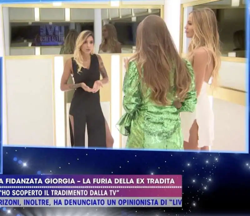 erica piamonte in ascensore tra taylor mega e giorgia caldarulo a live