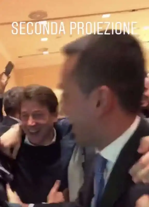 giuseppe conte abbraccia di maio e festeggia la vittoria del m5s alle elezioni 2018 2