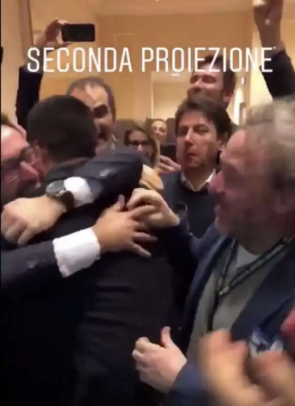 giuseppe conte abbraccia di maio e festeggia la vittoria del m5s alle elezioni 2018 5