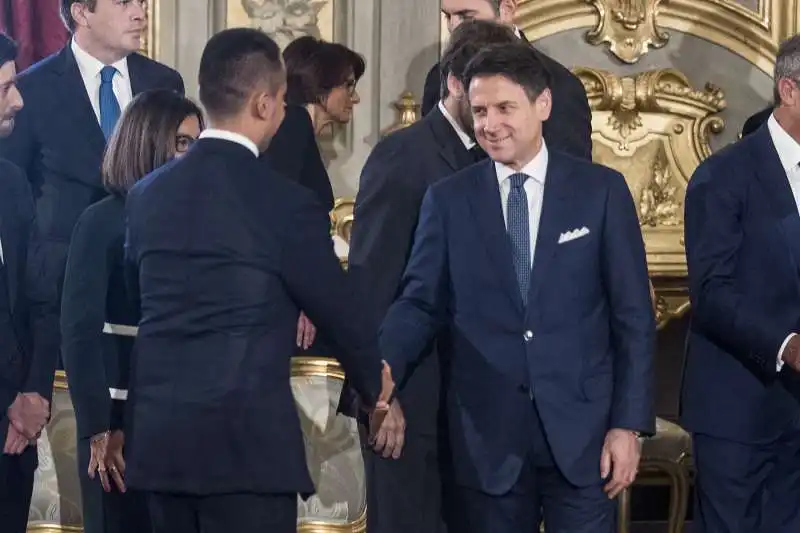 giuseppe conte stringe la mano a luigi di maio 1