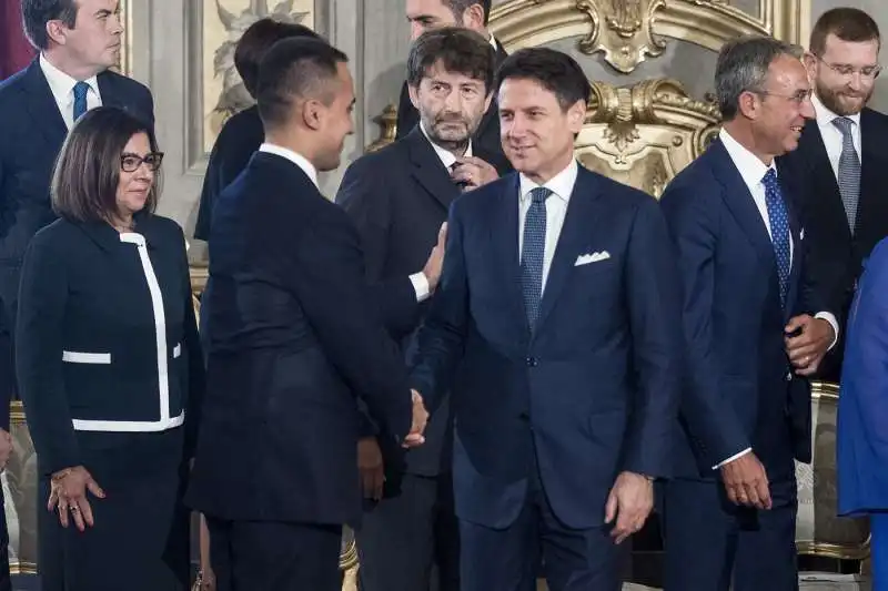 giuseppe conte stringe la mano a luigi di maio