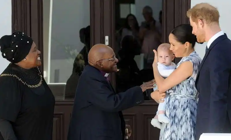 harry, meghan, archie e desmond tutu  6