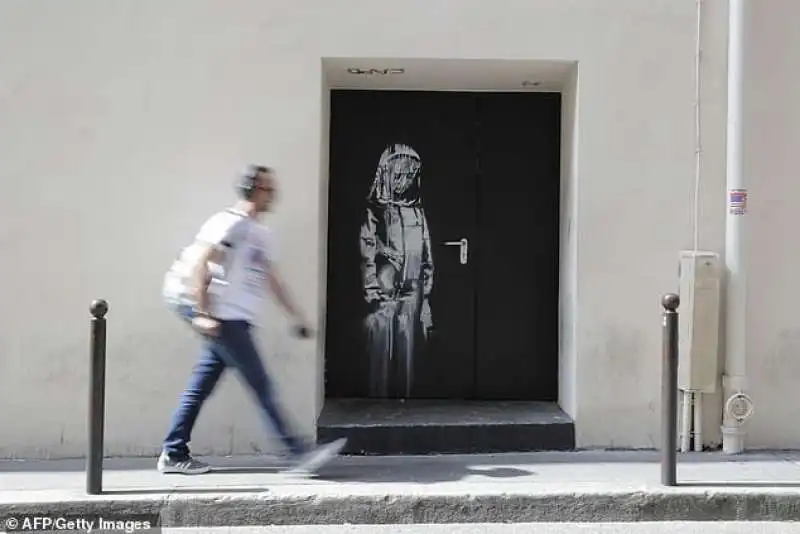 il murale di banksy sulla porta del bataclan 1