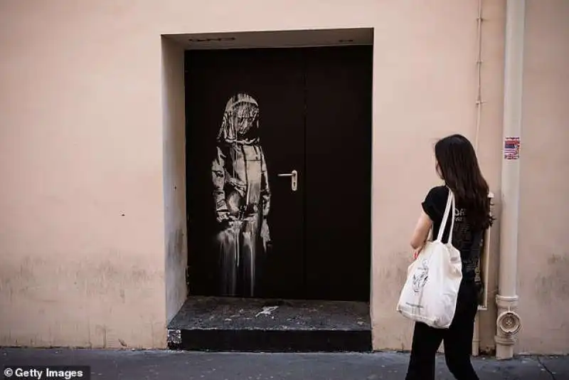 il murale di banksy sulla porta del bataclan