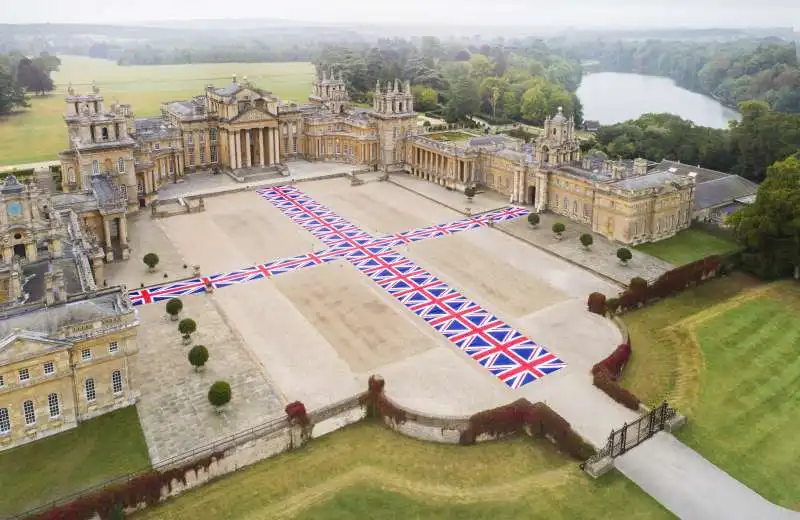 installation view, victory is not an option, 2019, maurizio cattelan at blenheim palace, 2019, photo by tom lindboe, courtesy of blenheim art foundation