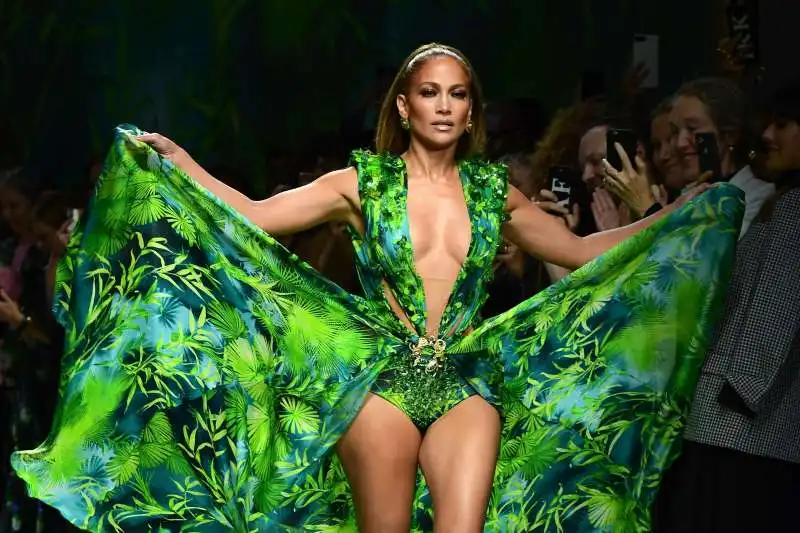 JENNIFER LOPEZ E IL JUNGLE DRESS DI VERSACE 3