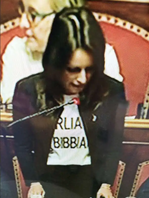 lucia borgonzoni con la maglietta parliamo di bibbiano 1