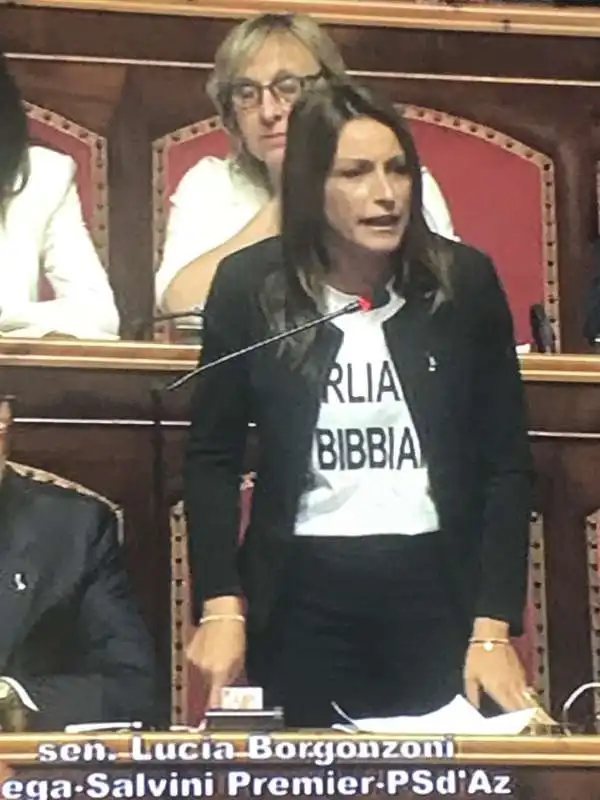 lucia borgonzoni con la maglietta parliamo di bibbiano 2