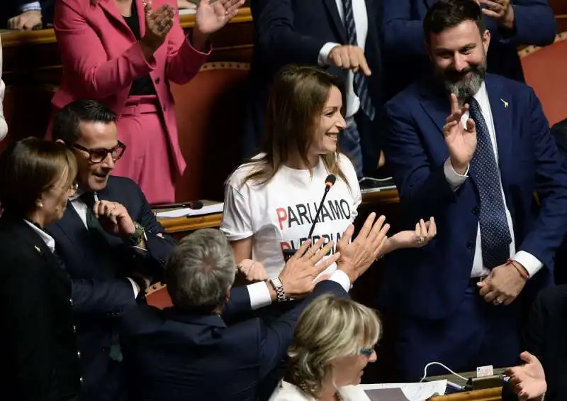 lucia borgonzoni con maglietta parliamo di bibbiano al senato 1