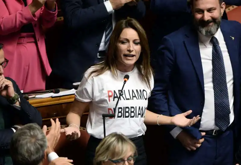 lucia borgonzoni con maglietta parliamo di bibbiano al senato