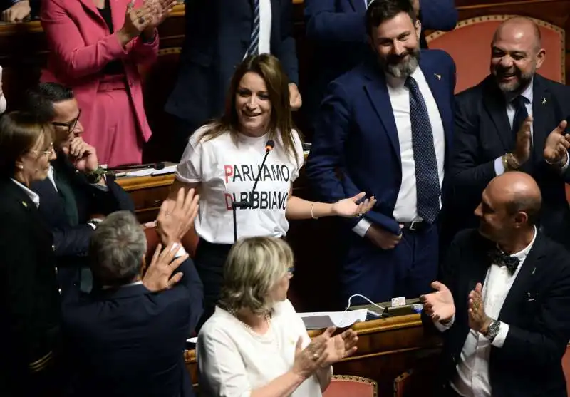 lucia borgonzoni con maglietta parliamo di bibbiano al senato 3