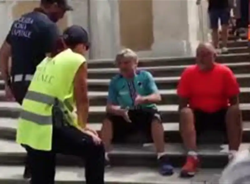 massimo ferrero si siede sulla scalinata di piazza di spagna 3