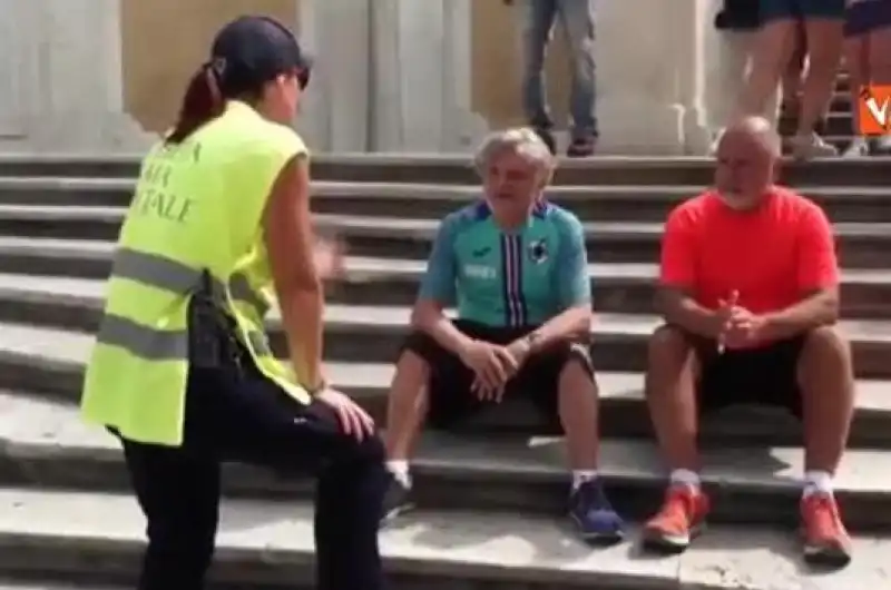 massimo ferrero si siede sulla scalinata di piazza di spagna 5