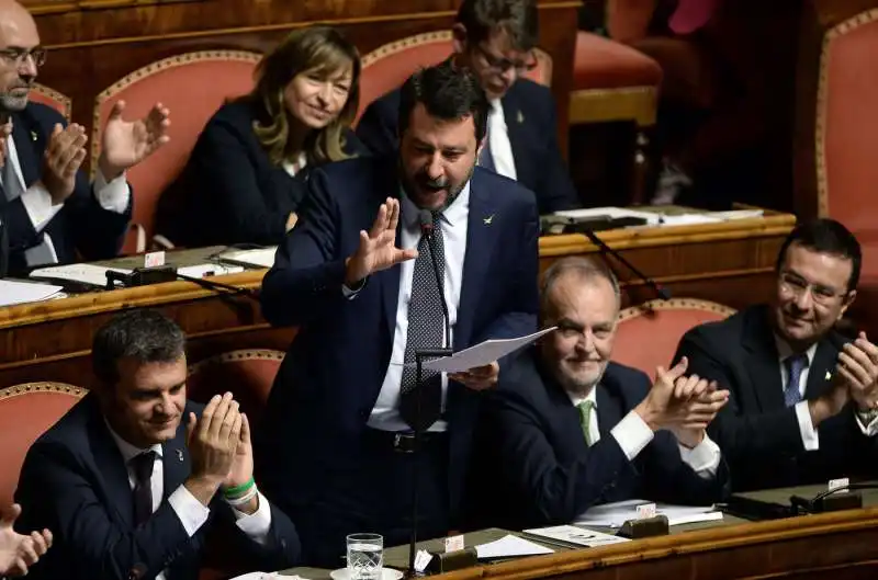 matteo salvini al senato con smartchi di giovanni tommasini 1