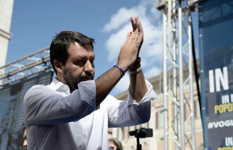 matteo salvini in piazza contro il conte bis