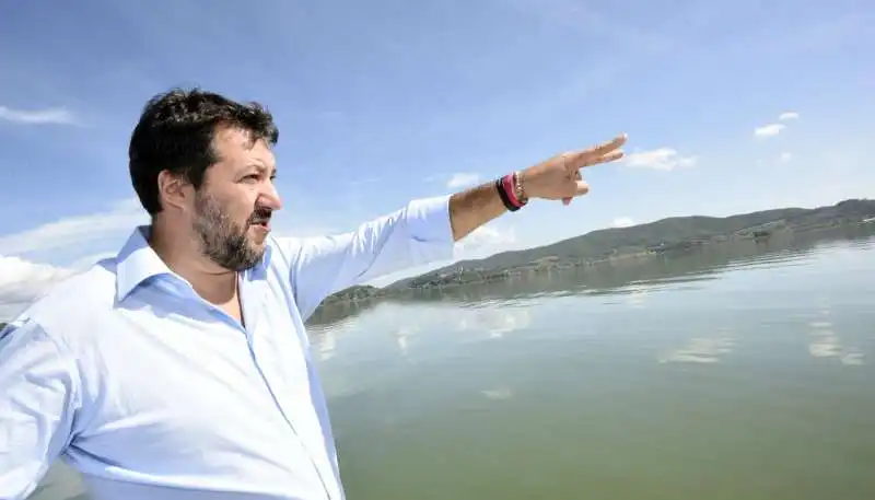 matteo salvini sul lago trasimeno 