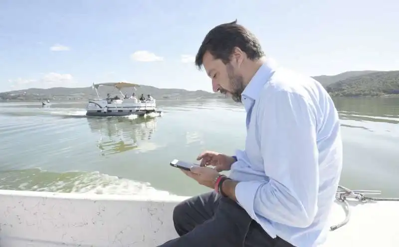 matteo salvini sul lago trasimeno  6