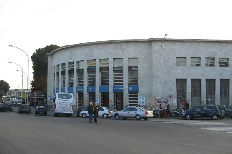 metro roma piramide