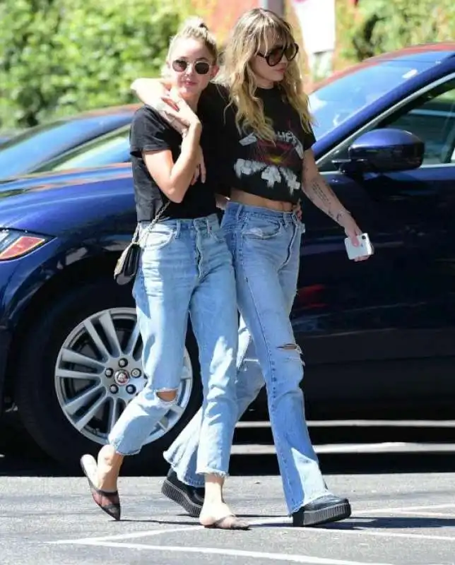 miley cyrus e kaitlynn carter 1