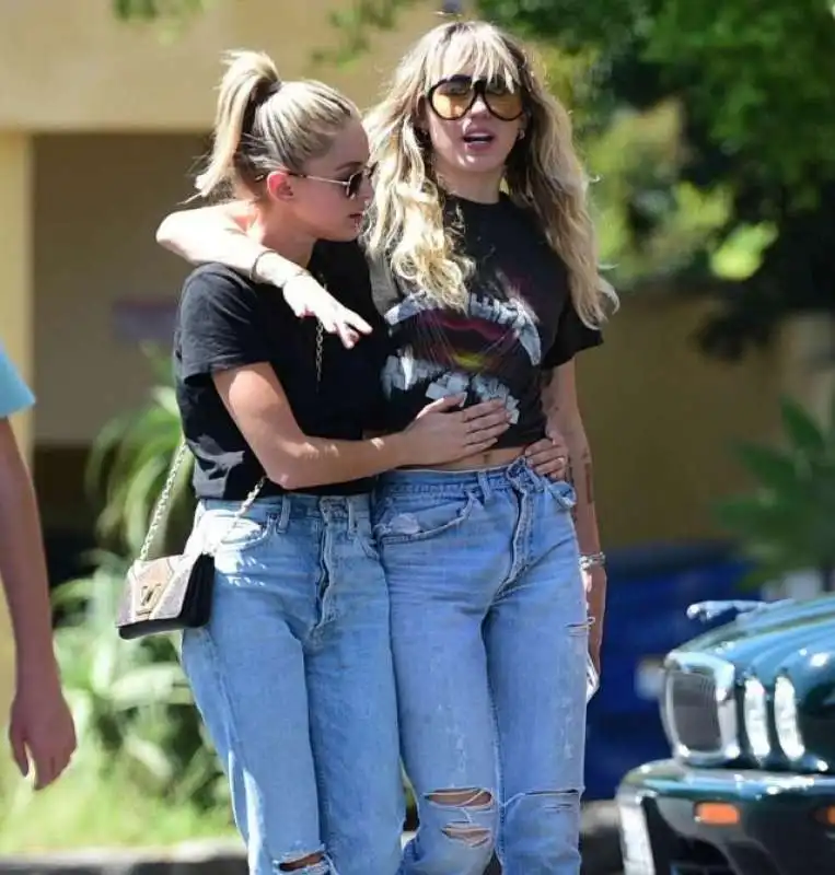 miley cyrus e kaitlynn carter 2