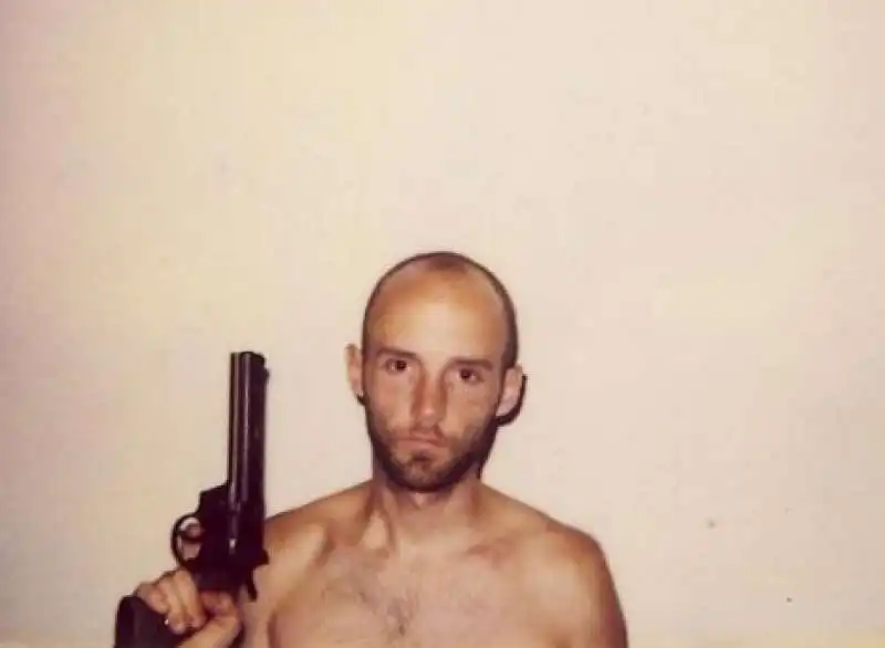 MOBY CON PISTOLA