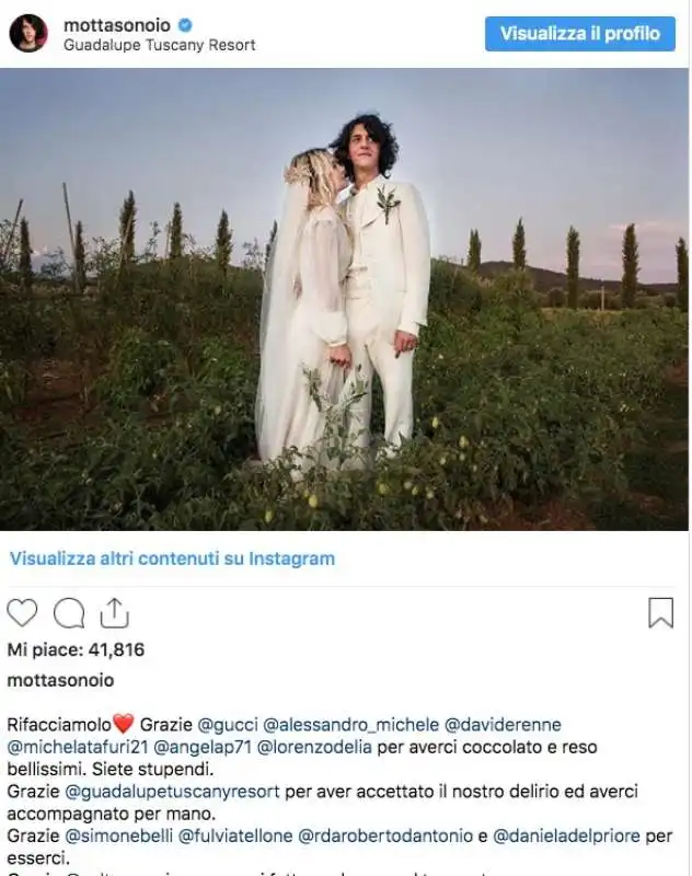 motta e carolina crescentini sposi con didascalie uguali