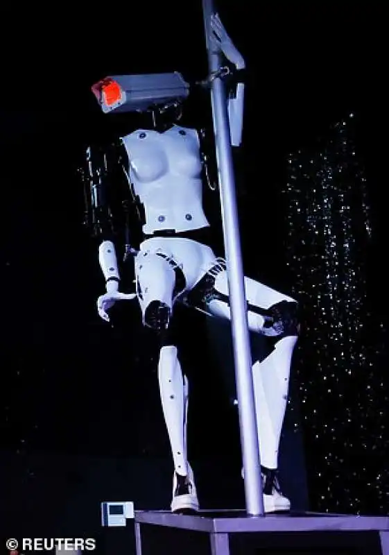 nantes, robot pole dancer 1