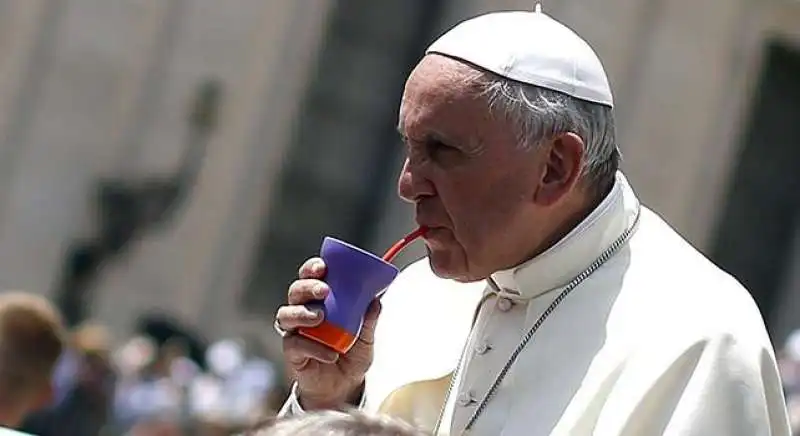 papa francesco beve mate