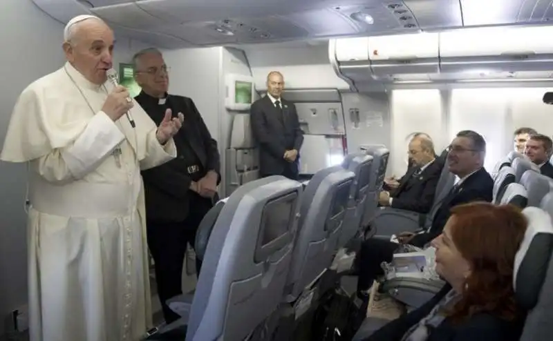 papa francesco intervistato in aereo 1