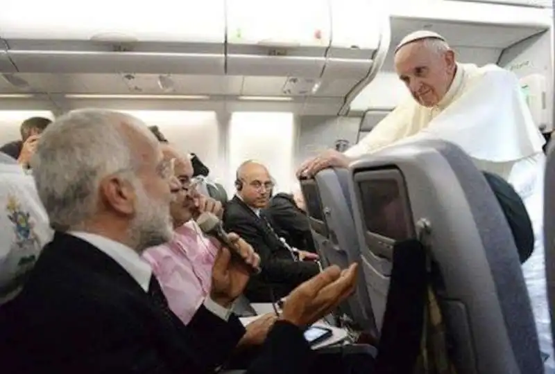 papa francesco intervistato in aereo 3