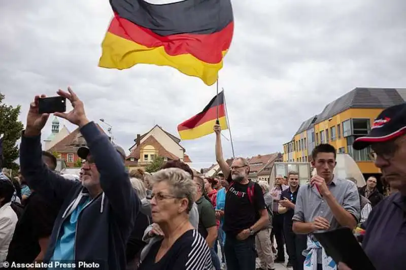 persone a un comizio di afd in sassonia