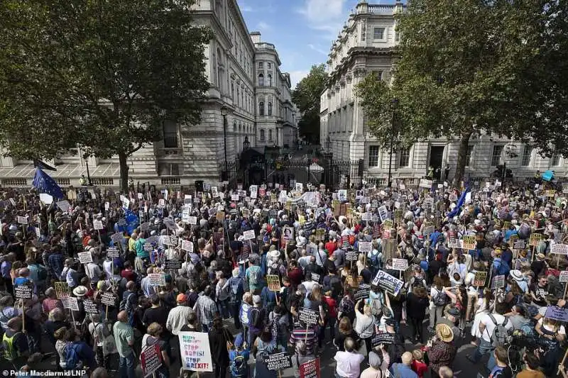 proteste contro boris johnson