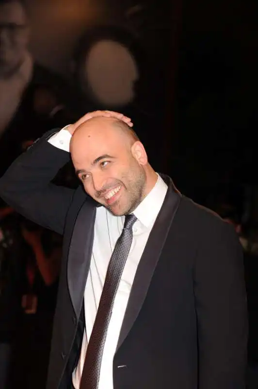 roberto saviano sul red carpet a venezia 1