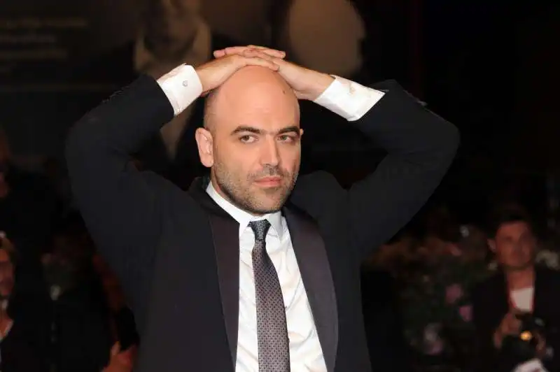 roberto saviano sul red carpet a venezia