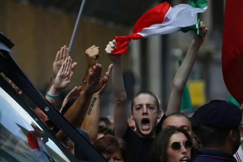 saluti romani alla  manifestazione contro il governo conte bis 1