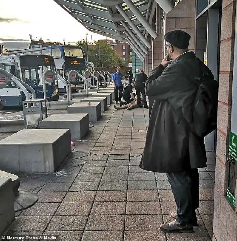 uomo  nudo stazione  dell aeroporto di manchester