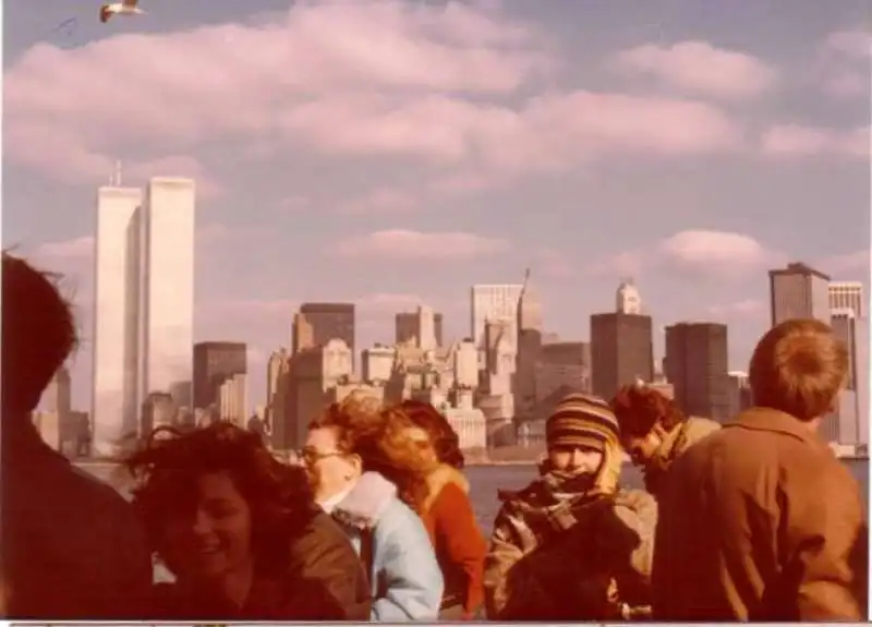 1977, foto vintage Carla Vistarini a New York con le torri gemelle sullo sfondo