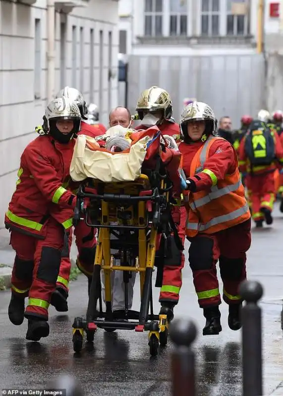 attentato a parigi vicino alla redazione di charlie hebdo 