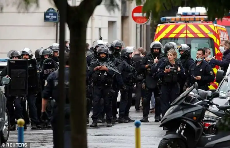 attentato a parigi vicino alla redazione di charlie hebdo 4