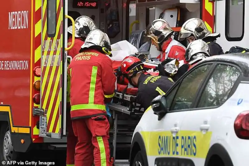 attentato a parigi vicino alla redazione di charlie hebdo 6