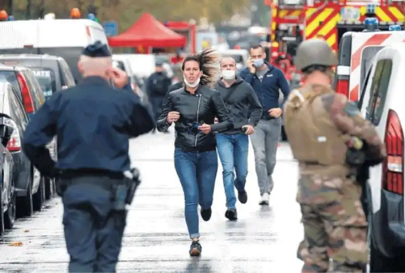 ATTENTATO A PARIGI VICINO CHARLIE HEBDO DA PARTE DI UN RAGAZZO PAKISTANO