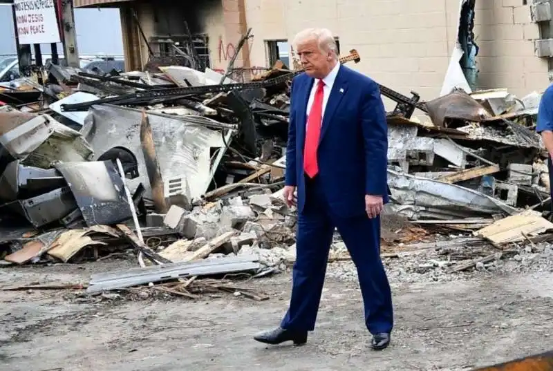 donald trump a kenosha tra le rovine delle rivolte